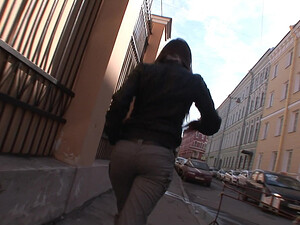 Пикаперы заманили красотку на жесткий анальный трах в студийную квартиру