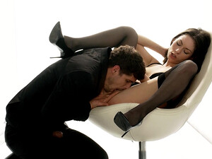 Мастурбирует очко красавицы пальцами