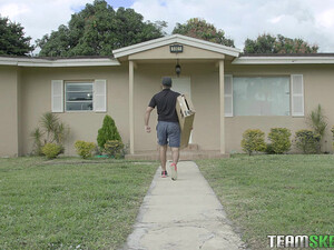 Милашка ласкает член парня и трахается с ним в попку