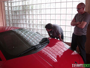 Изменяет парню с его другом и трахается в анал