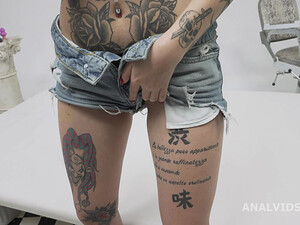 Трахнули в два ствола на кастинге очкастую мамку с татуировками