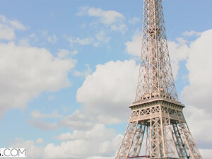 Худая блондинка получает член в жопу на фоне Эйфелевой башни в Париже