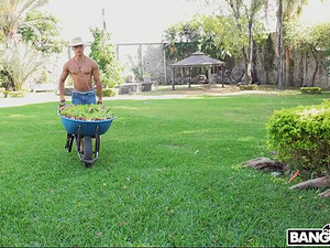 Выебал монашку в очко на улице