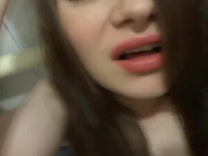 Грудастая красотка аналом прыгает на члене парня в ванной