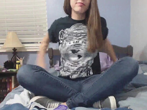 Молодая трахает попку любимым самотыком