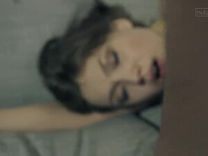 Две скромных, но сексуальных молодых девушки делят хуй одного парня