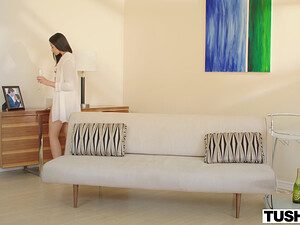 Молодая брюнетка пробует анальный трах