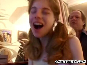 Зрелый немец трахает молодую девушку в пизду и анал