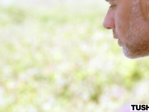 Теннисистка прыгает на члене массажиста и трахается в анал