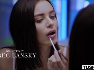 Упругая попа девки принимает хуй