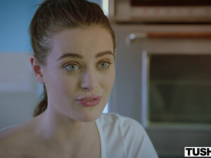 Упругая попа девки принимает хуй