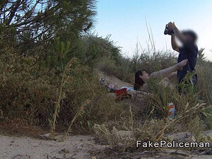 Полицейский заставил девку сосать и трахаться в жопу