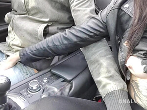 Очкастая брюнетка с татуировками ебется в жопу, потому что ей нравится