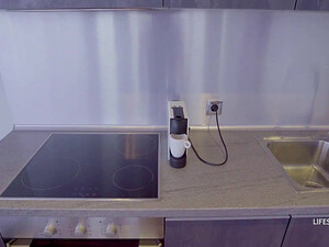 Горячая красотка страстно отсасывает член своего парня с самого утра