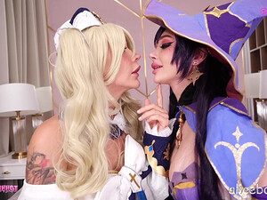 Косплейщицы играют с самотыком не дождавшись парней с работы