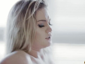 Анальная ебля молодой блондинки на столе