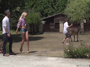 Пальцем разминает попку блондинке и трахает в анал