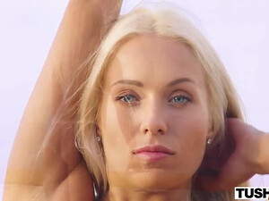 Ебет красивую блондинку раком в жопу