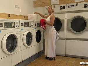 Сисястая прачка ебется в анал с двумя порно агентами решив подзаработать