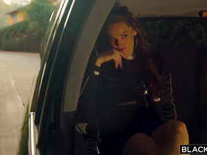 Элитная шлюха сосет негру и дает в попку