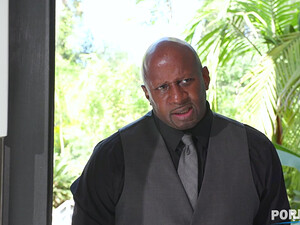 Чернокожий полицейский чуть не порвал мою жопу огромным елдаком на белом диване