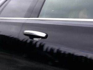 Девчуля нежно сосет на камеру и соглашается на анал