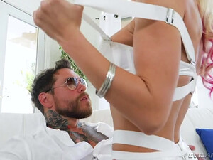 Дорогая шалава активно прыгает на члене у иностранца