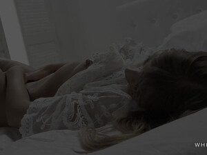 Чувственно оттрахал в задницу любимку в постели