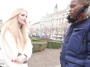 Негры подцепили молодую блонду с маленькой грудью чтобы развести на анальный тройничок