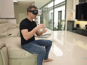 Рыжуля Holly Molly устроила секс втроем с друзьями чтобы вырвать из виртуальной реальности