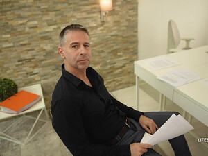 Красивая секретарша обожает сосать и работать задницей сверхурочно за премию