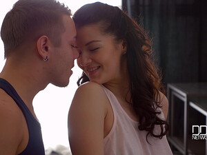 Загнул русскую молодую бабу и выебал в очко