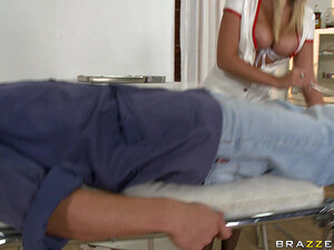 Сисястая медсестра спасает строителя от сердечного приступа анальным сексом