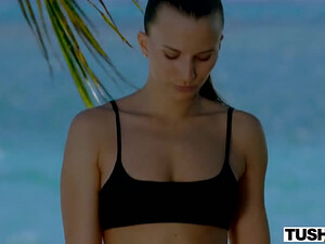 Лысый красиво жарит в попу любовницу в позе догги стайл