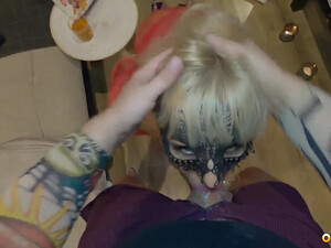 Стройная белокурая милфа порадовала парня глубокой глоткой перед аналом