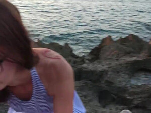 Очкастая малышка ебется в попу в пикантном анальном ролике