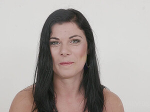 Большой черный член в жопе брюнетки в чулках